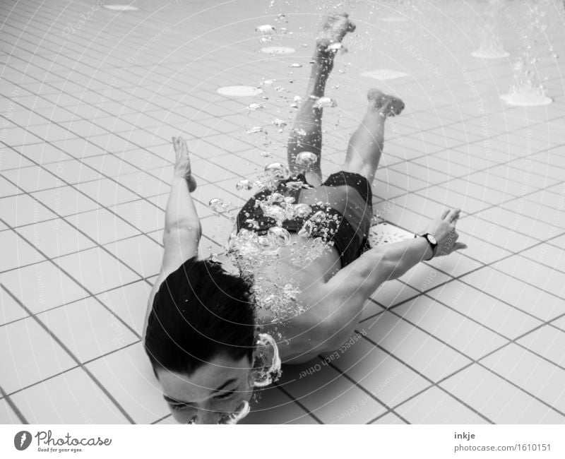 Tiefflieger Freude Schwimmbad Schwimmen & Baden Freizeit & Hobby Junge Kindheit Jugendliche Leben Körper Rücken 1 Mensch 8-13 Jahre 13-18 Jahre Wasser Luftblase