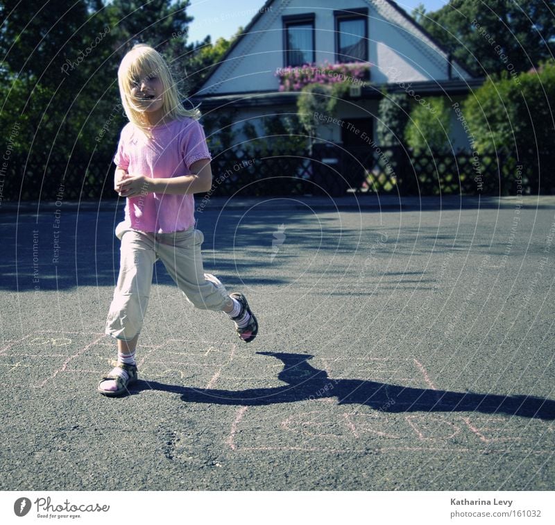 klassiker Farbfoto Außenaufnahme Textfreiraum rechts Schatten Zentralperspektive Blick nach vorn Freude Spielen Kind Kindheit 1 Mensch 3-8 Jahre Sommer