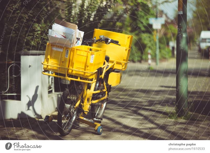 Wenn der Postbote zweimal ... Güterverkehr & Logistik Stadt Fahrradfahren gelb Bürgersteig Versand Versandhandel Brief Farbfoto Außenaufnahme Menschenleer Tag