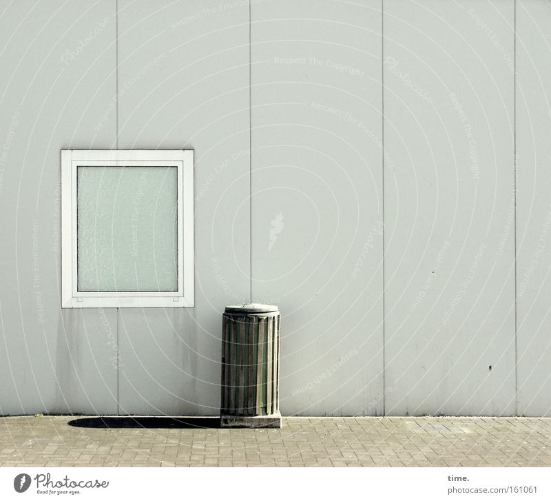 Die Sonne scheint für jeden von uns Detailaufnahme Schatten Dienstleistungsgewerbe Fenster Wahrzeichen Denkmal trist grau Einsamkeit Müllbehälter Fass Holzbrett