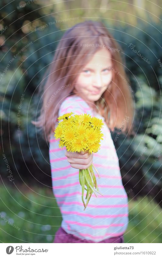 Flowers for you! | Mädchen mit Löwenzahn-Blumenstrauß feminin Kind Kindheit Jugendliche Leben 1 Mensch 8-13 Jahre blond langhaarig Lächeln Blick schön Glück