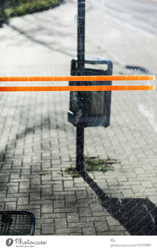 bushaltestelle Verkehr Verkehrsmittel Verkehrswege Öffentlicher Personennahverkehr Straßenverkehr Busfahren Wege & Pfade Müllbehälter Linie warten trist orange