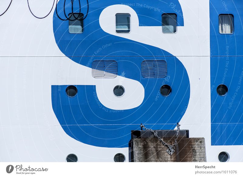 O NO? Fenster Passagierschiff Kreuzfahrtschiff Wasserfahrzeug Hafen Schriftzeichen gigantisch groß blau weiß Bordwand Bullauge Name Farbe markant Fähre Vorhang