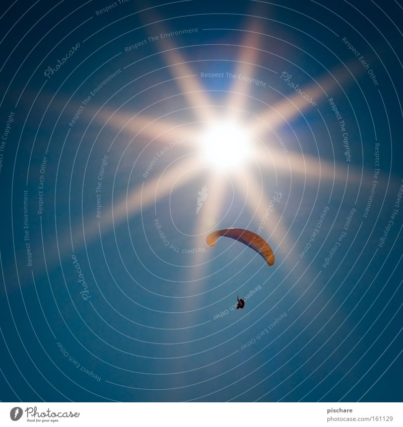 Der Flug des Ikarus... Freizeit & Hobby Freiheit Sommer Sonne Sport Himmel Wärme fliegen blau Gleitschirmfliegen Fallschirm Schwerelosigkeit