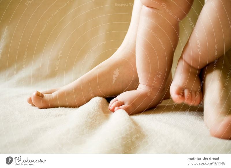PATSCHE FÜßE Fuß Beine Mensch Körperteile Zehen klein Mutter Kind Zusammensein süß Baby schön stehen laufen Kontrast Kleinkind Barfuß