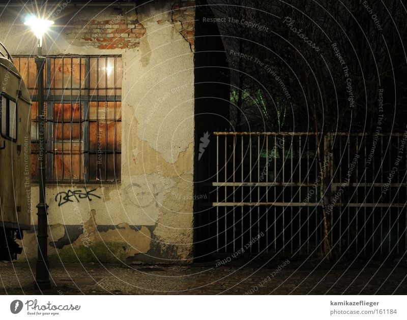 neukölln bei nacht Berlin Neukölln Nacht dunkel Stadt Leben verfallen Laterne Zaun Gitter Fenster alt Haus Fassade