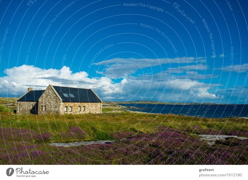 Einsames Haus bei Connemara an der Küste in Irland Republik Irland Landschaft Einsamkeit Atlantik Dorf Erholung Ferienhaus Hütte Idylle ländlich malerisch Meer