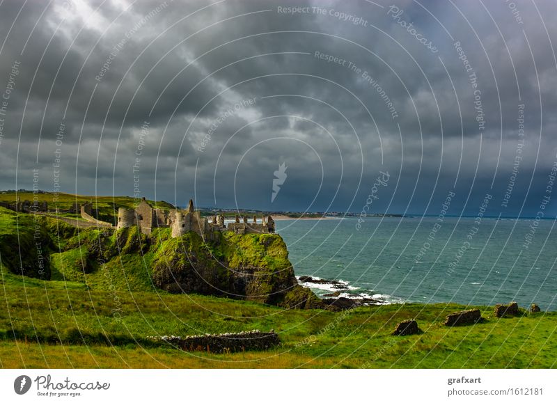 Dunluce Castle an der stürmischen Küste in Nordirland Republik Irland Burg oder Schloss Landschaft Meer Reisefotografie alt Atlantik Ruine dunluce castle