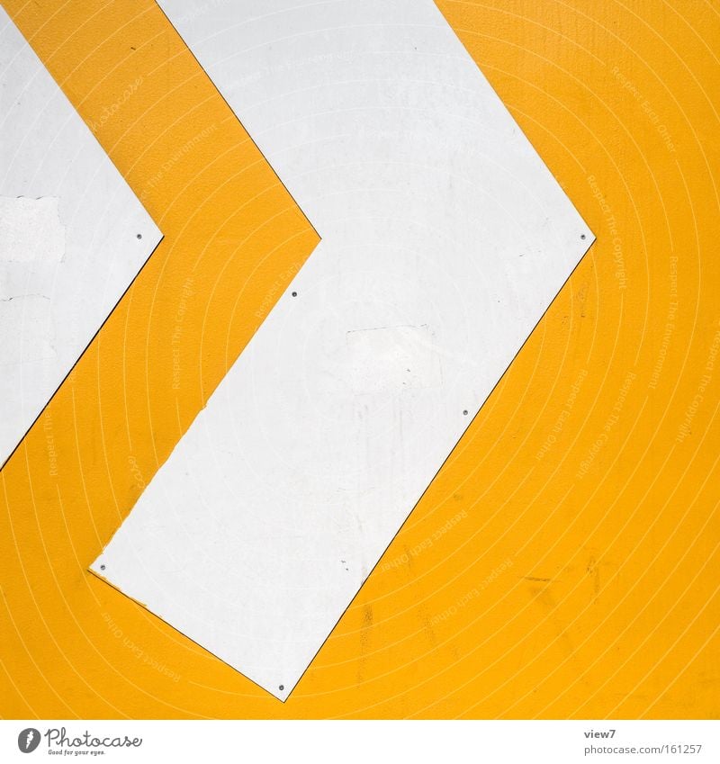 >> Mauer Wand Fassade Zeichen Hinweisschild Warnschild Linie Pfeil Streifen authentisch einzigartig modern neu positiv gelb weiß Zukunft graphisch