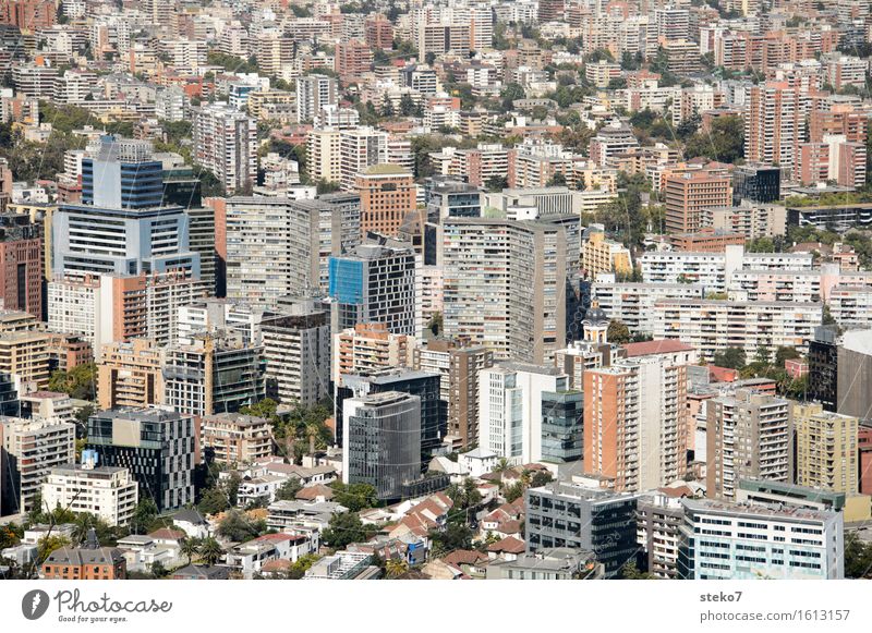Santiago de Chile Südamerika Hauptstadt Stadtzentrum bevölkert Hochhaus Architektur eckig hoch eng Straßenschlucht Ballungsgebiet Außenaufnahme