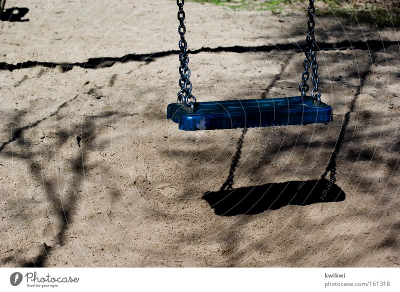blaue schaukel Schaukel Kindergarten Spielen Spielplatz Einsamkeit gehen Glück Freude