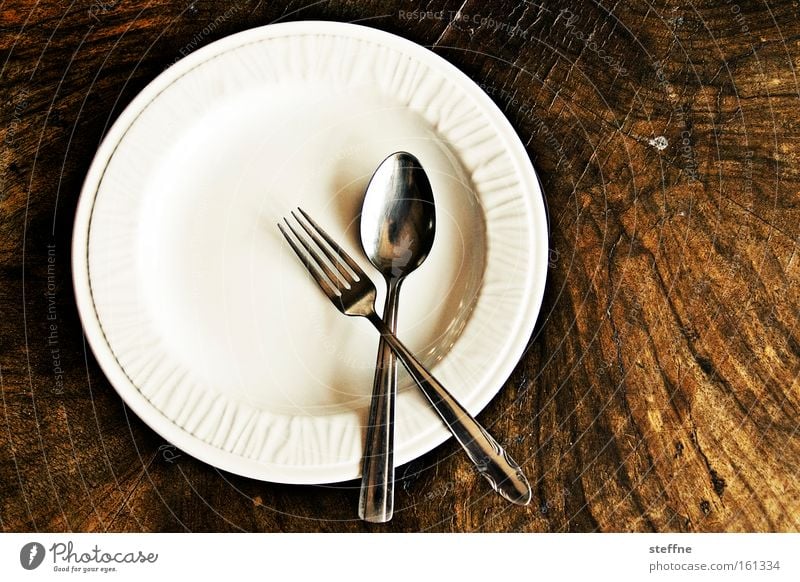 Fastenzeit Ernährung Geschirr Teller Besteck Gabel Löffel Tisch Appetit & Hunger Gedeck Porzellan Mittag Holztisch Mahlzeit unterernährung Diät schonkost leer