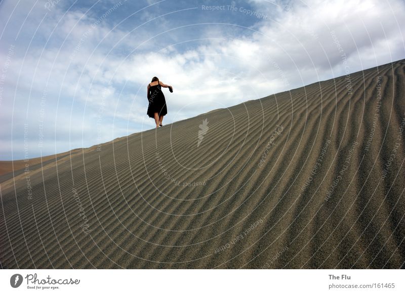 Frau auf Sanddüne Erwachsene Himmel Wärme Wüste gehen wandern blau braun schwarz Sehnsucht Fernweh Einsamkeit Barfuß Death Valley National Park USA Farbfoto