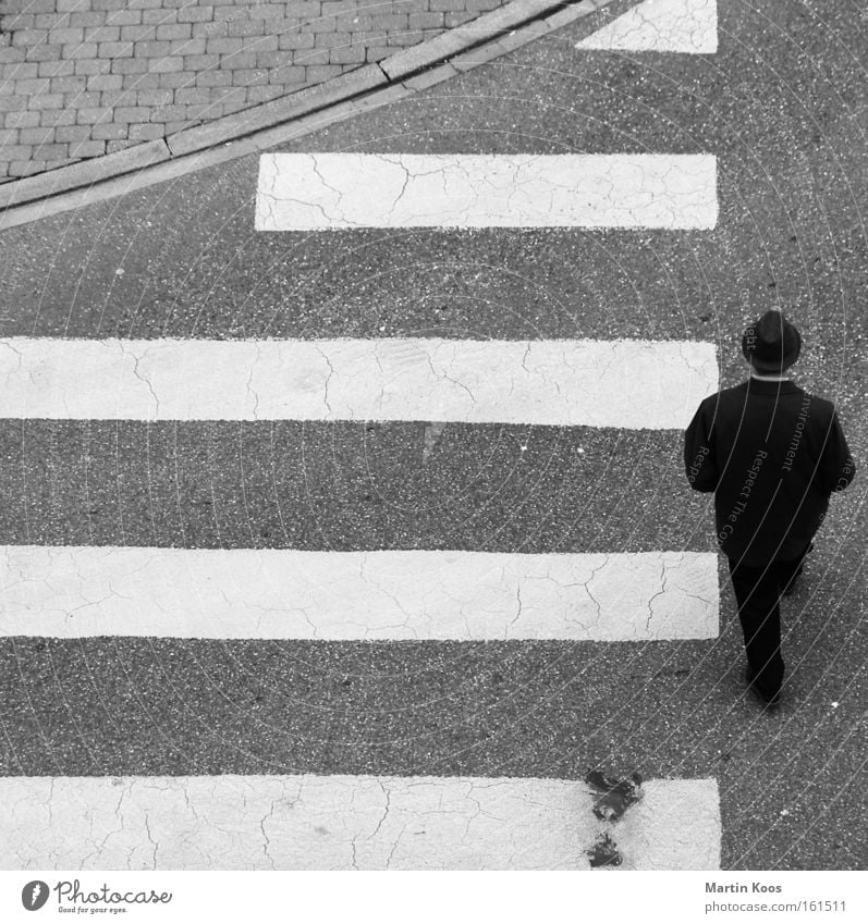geradezu Feierabend Mensch maskulin Mann Erwachsene Fußgänger Straße Straßenkreuzung Verkehrszeichen Verkehrsschild Anzug Hut Zeichen Schilder & Markierungen