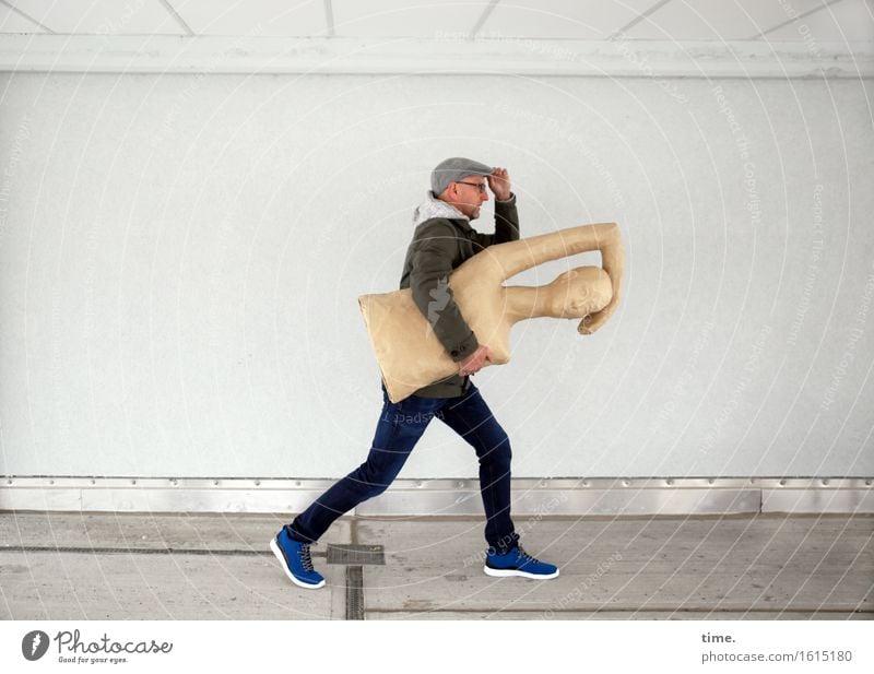 art to go maskulin 1 Mensch Kunst Skulptur Mauer Wand Jeanshose Jacke Mütze rennen festhalten gehen laufen tragen außergewöhnlich Geschwindigkeit sportlich