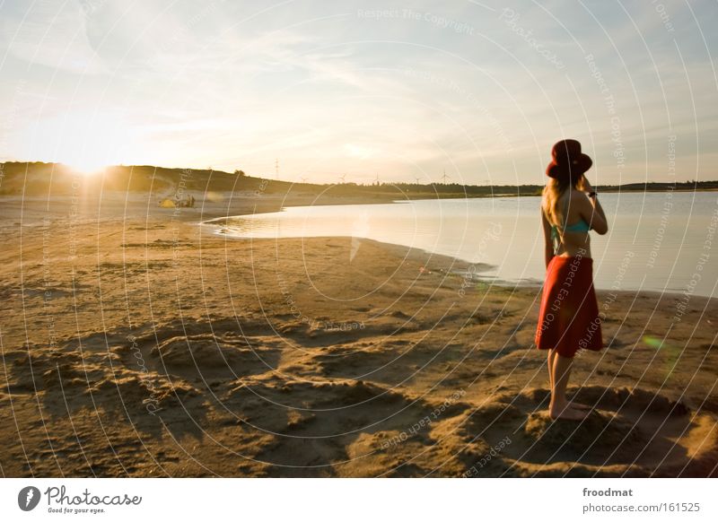 Sonnensystem Gegenlicht Sommer Hut Frau schön Bikini blond Sand Wärme heiß Strand Romantik