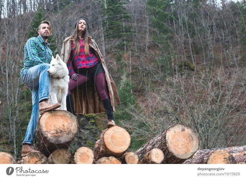 Junge Frau und Männer auf Holz meldet den Wald an Lifestyle Glück Freizeit & Hobby Mädchen Erwachsene Mann Paar Natur Baum Park Mode Schuhe Hund Liebe sitzen