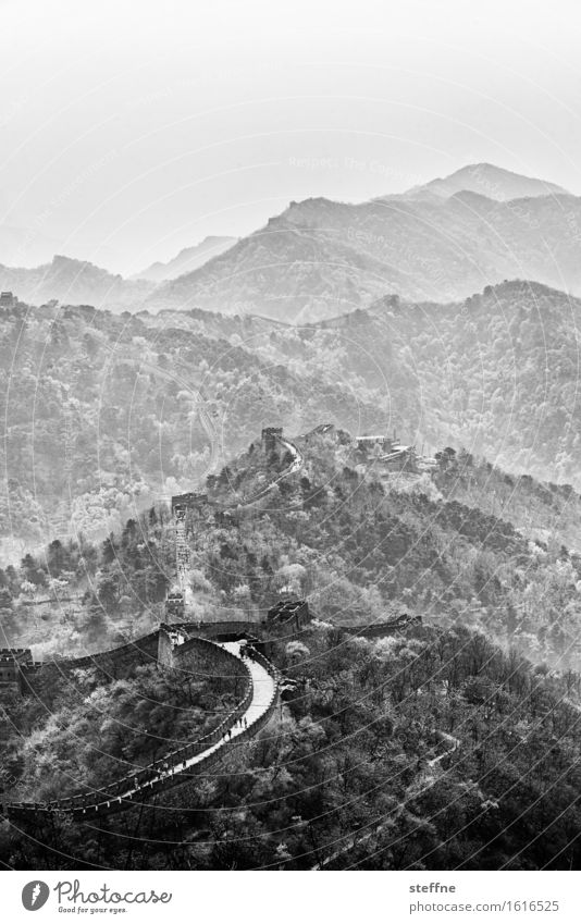 Around the World in China: Mutianyu Berge u. Gebirge Gipfel alt Chinesische Mauer Wahrzeichen Smog Schwarzweißfoto Außenaufnahme Textfreiraum oben
