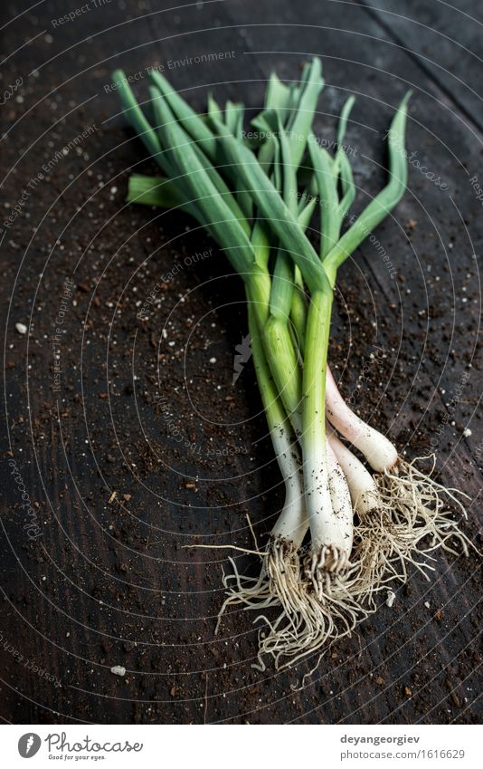 Frischer grüner Knoblauch auf dunklem Holztisch Gemüse Kräuter & Gewürze Essen Vegetarische Ernährung Natur Blatt frisch Frühling organisch Porree roh Geruch