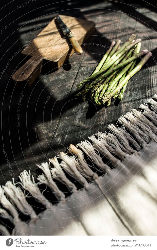 Spargel auf Weinlesetabelle Gemüse Ernährung Vegetarische Ernährung Diät Tisch Küche Holz dunkel frisch lecker grün altehrwürdig Hintergrund organisch