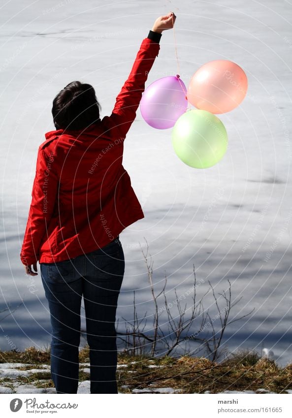 Ballonfahrt Luftballon Wasser See Frau Ferne Natur rot mehrfarbig ruhig Einsamkeit fahren Freude platzen Küste balloon