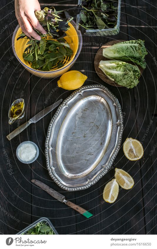 Vorbereiten Salat aus Kräutern und Salat Gemüse Kräuter & Gewürze Essen Diät Schalen & Schüsseln Tisch Küche einfach frisch natürlich grün Salatbeilage