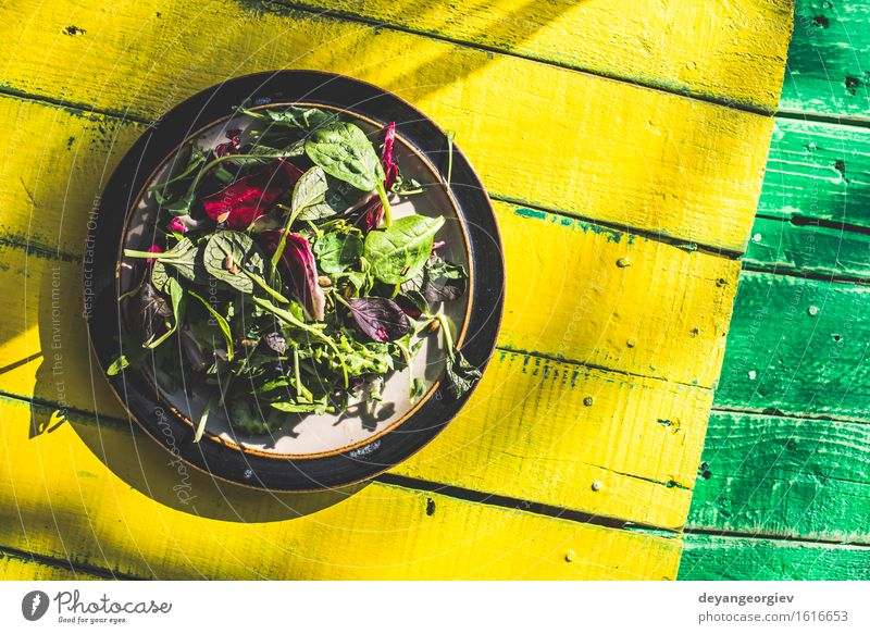 Frühlingssalat aus Baby Spinat, Kräuter Gemüse Kräuter & Gewürze Essen Vegetarische Ernährung Diät Teller Sommer Garten Blatt Holz frisch grün weiß Salatbeilage