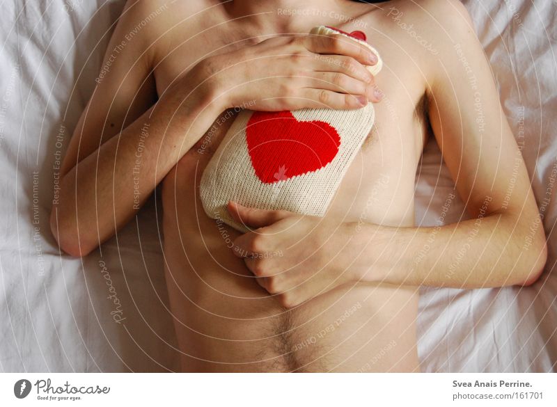 Liebeswärme Haut Gesundheit Krankheit Bett maskulin Junger Mann Jugendliche Erwachsene Hand 1 Mensch 18-30 Jahre Wärme Herz festhalten schlafen nackt rot weiß