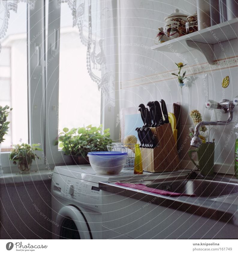 kü.che Messer Wohnung Möbel Küche Fenster authentisch Haushalt Geschirrspülen Küchenspüle Wasserhahn Quadrat Messerblock Alltagsfotografie Farbfoto