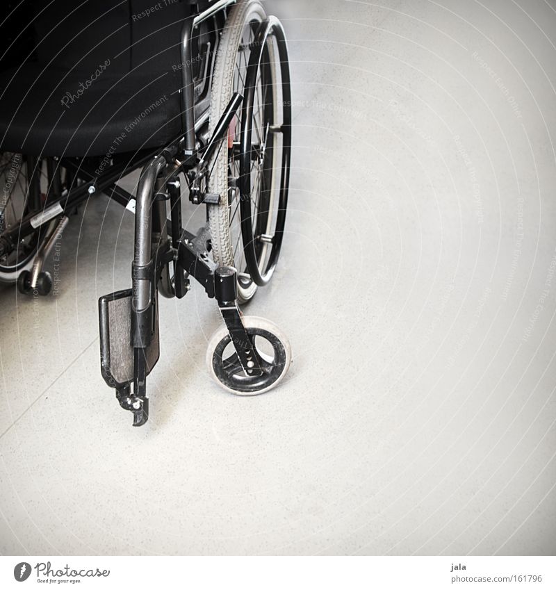 und plötzlich ist alles anders Rollstuhl Unfall Behinderte Barriere Schicksal Einsamkeit Ausgrenzung rehabilitatieren Mobilität Gesundheit Sozialer Dienst