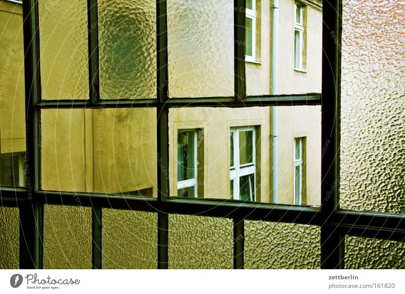 Treppenhausfenster Fenster Glas Fensterscheibe Scheibe Glasscheibe Haus Stadthaus Mieter Vermieter Mietrecht Architektur Gebäude Aussicht Nachbar Langeweile