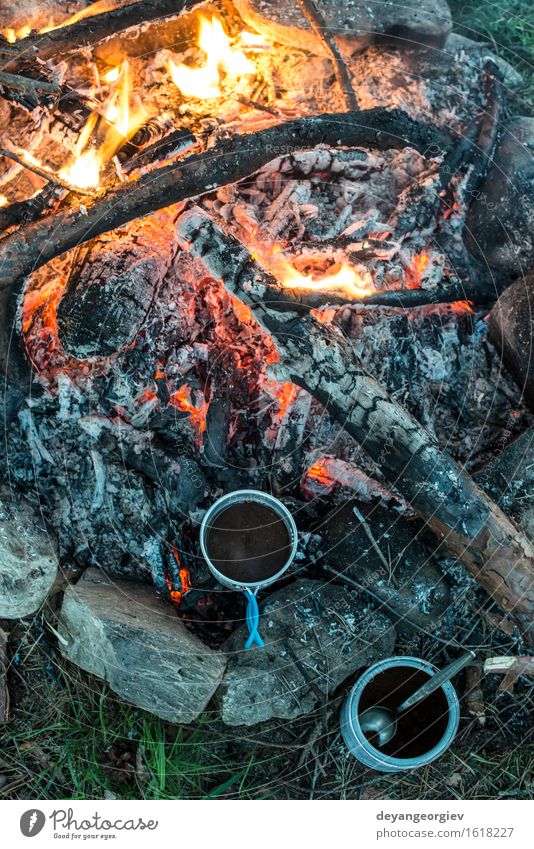 Kaffee am Lagerfeuer machen Tee Topf Ferien & Urlaub & Reisen Abenteuer Camping Sommer Natur Wald Metall Stahl alt heiß natürlich schwarz Feuer Feuerstelle