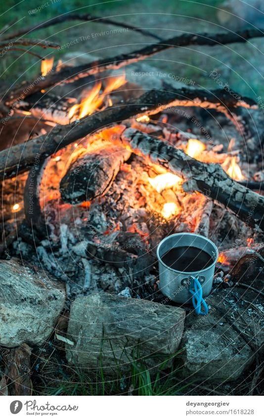 Kaffee auf Lagerfeuer im Wald machen Tee Topf Ferien & Urlaub & Reisen Abenteuer Camping Sommer Natur Metall Stahl alt heiß natürlich schwarz Feuer Feuerstelle