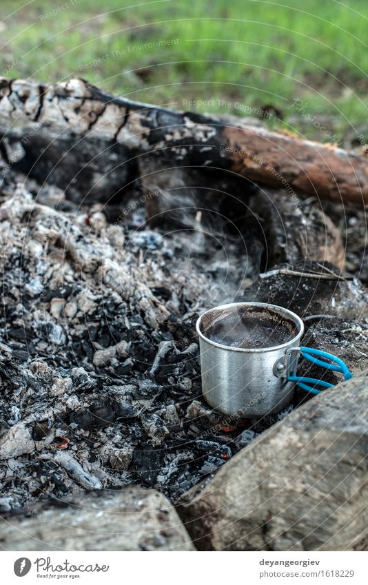 Kaffee am Lagerfeuer machen Tee Topf Ferien & Urlaub & Reisen Abenteuer Camping Sommer Natur Wald Metall Stahl alt heiß natürlich schwarz Feuer Feuerstelle