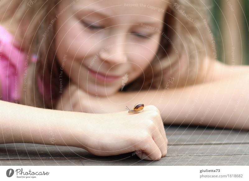 new girlfriend | Lächelndes Mädchen mit kleiner Schnecke auf der Hand feminin Kind Kindheit 1 Mensch 3-8 Jahre 8-13 Jahre Umwelt Natur Tier Sommer Garten blond