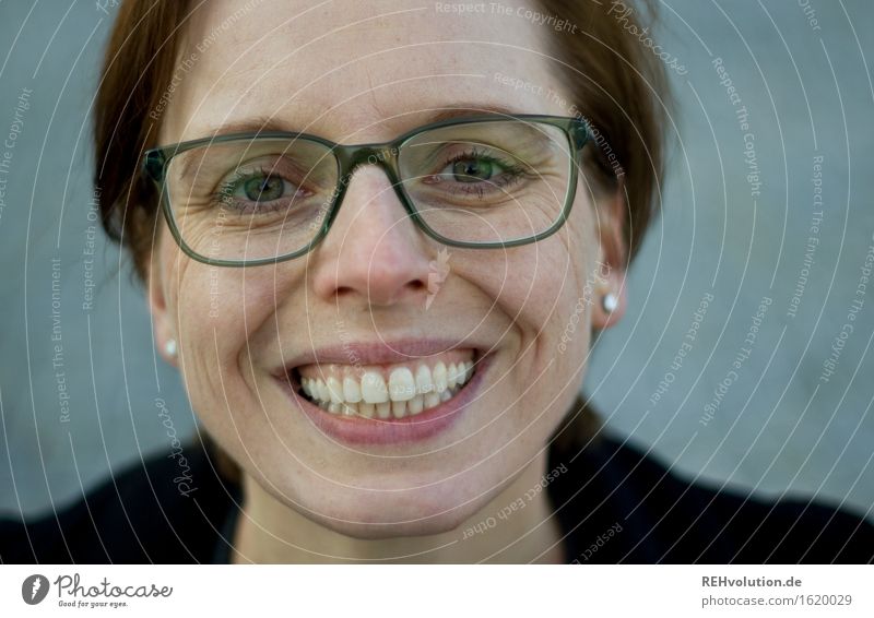 zahnpastawerbung lernen Student Business Karriere Erfolg Mensch feminin Junge Frau Jugendliche Erwachsene Kopf 1 30-45 Jahre Brille Lächeln lachen frei