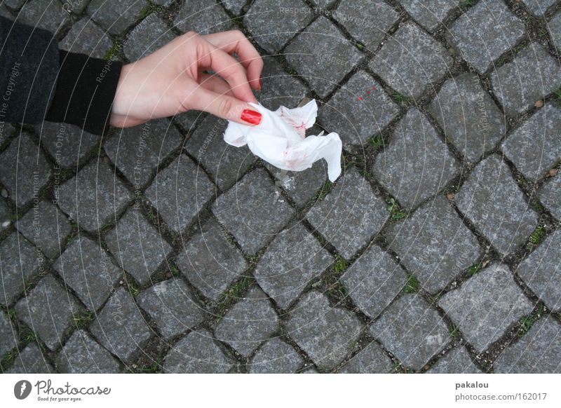 soll sich jeder seinen teil denken Hand Blut Nagellack Farbe Farbstoff Tropfen Asphalt Straße Bürgersteig finden Taschentuch Tuch Recycling Stein Bodenbelag