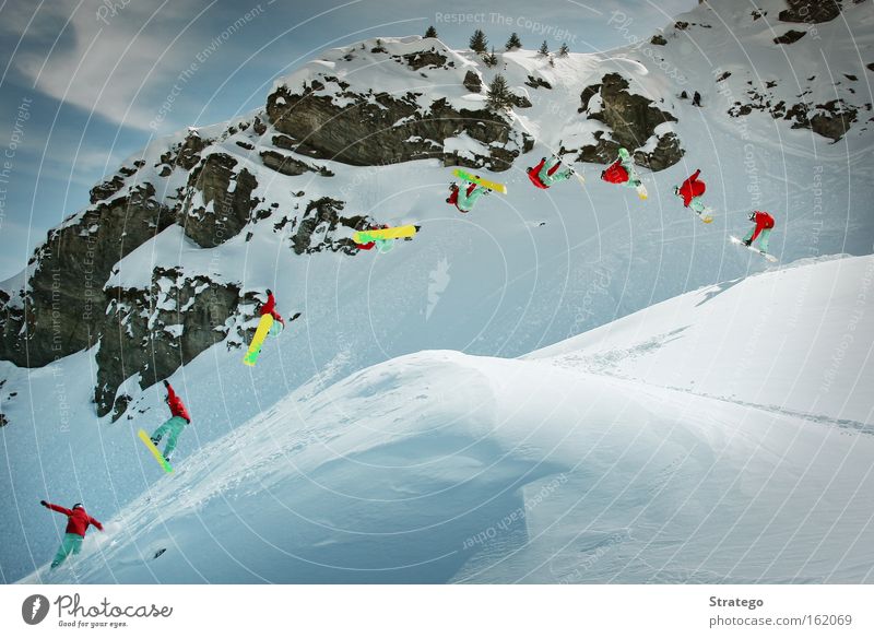 ab in die Luft Snowboard springen hoch Schnee Berge u. Gebirge Stil Freestyle Felsen Winter Wintersport Coolness weit Mut talentiert rotieren abwärts