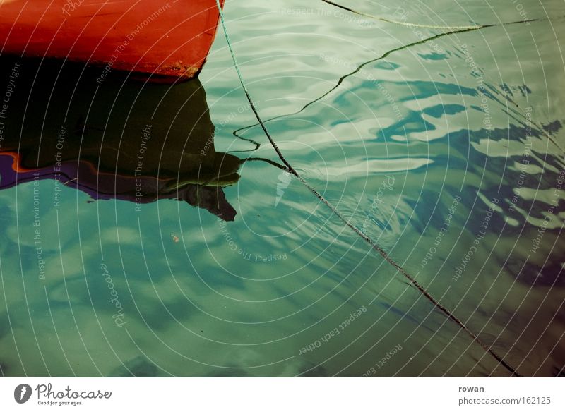 blaurot Wasserfahrzeug ruhig Ruderboot Reflexion & Spiegelung Meer See