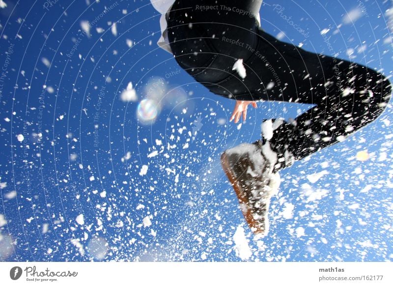blitzblau 2 weiß springen Hand Himmel Hose Schuhe Mann schwarz Spielen fallen Schnee