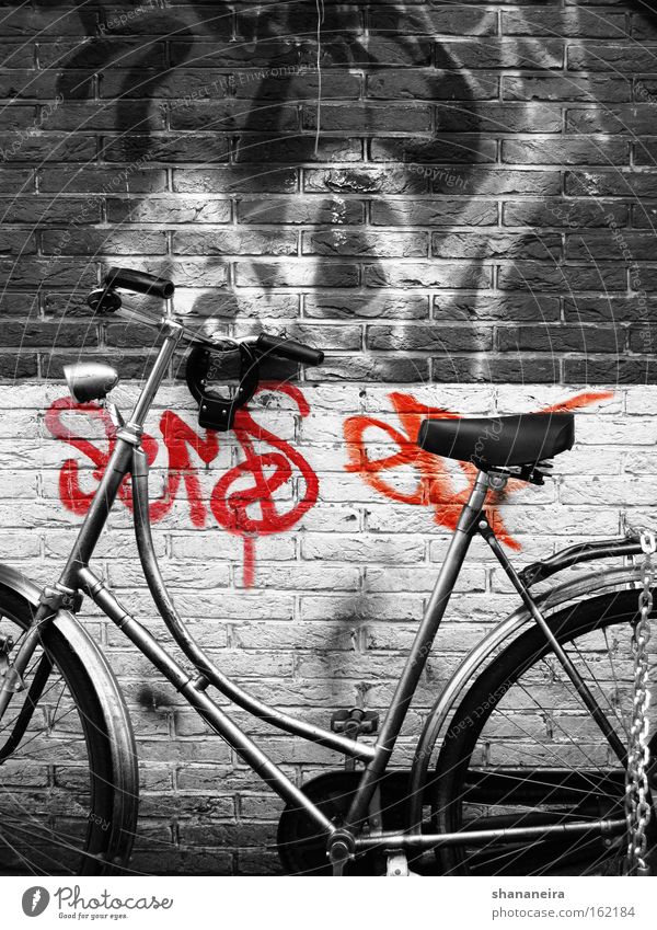 Amsterdam cliche Fahrrad Mauer Wand Graffiti Bewegung Rad Fahrradlenker Lenker Niederlande Kette Backsteinwand Schwarzweißfoto