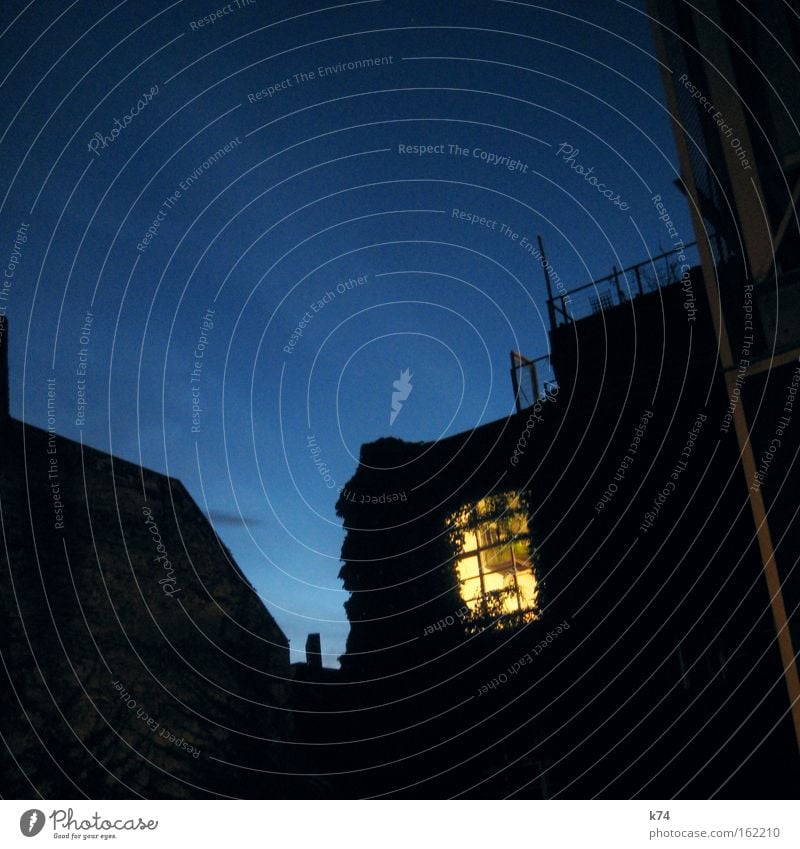 Fenster zum Hof Nacht Abend Dämmerung Licht Wohnung schlafen träumen Nachbar gemütlich Altbau blau Schlafzimmer