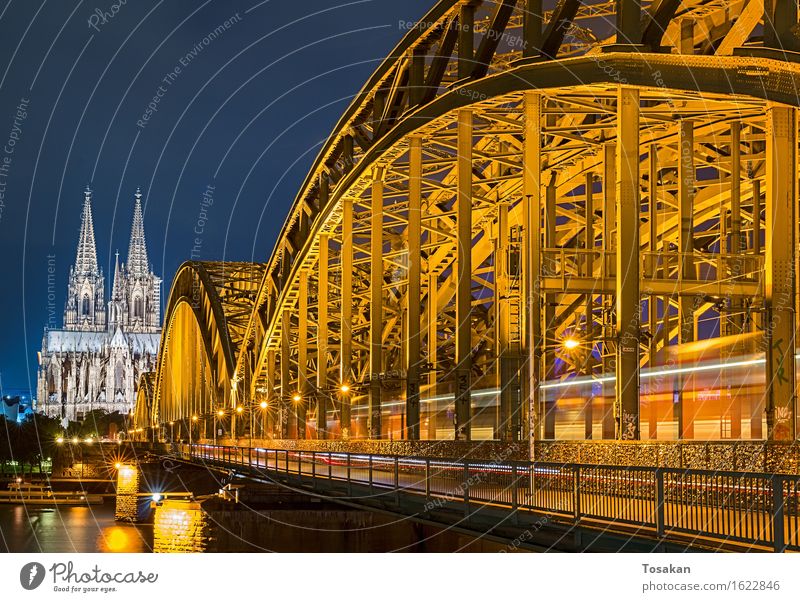 Kölner Dom mit Brücke Sehenswürdigkeit ästhetisch blau gelb Farbfoto Nacht Bewegungsunschärfe