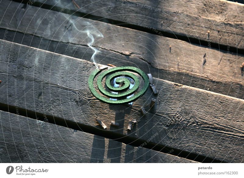 Rauchzeichen glühen Holzfußboden gebraucht grün braun Ferien & Urlaub & Reisen Finnland nützlich Sommer Stechmücke Spirale Geruch Makroaufnahme Nahaufnahme