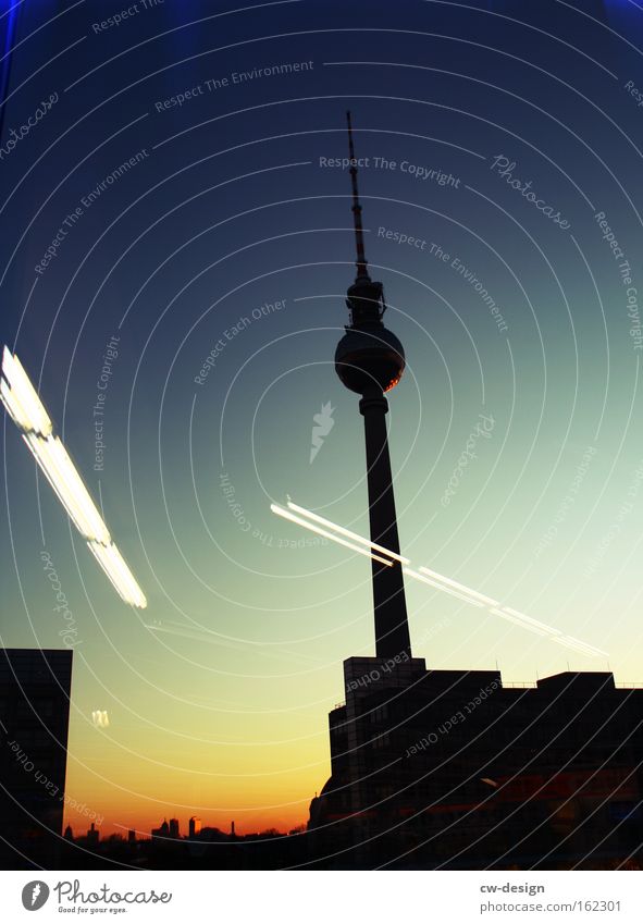 Das ist nicht Berlin [Pt. I] Sightseeing Technik & Technologie Hauptstadt Menschenleer Turm Bauwerk Architektur Antenne Sehenswürdigkeit Wahrzeichen Denkmal