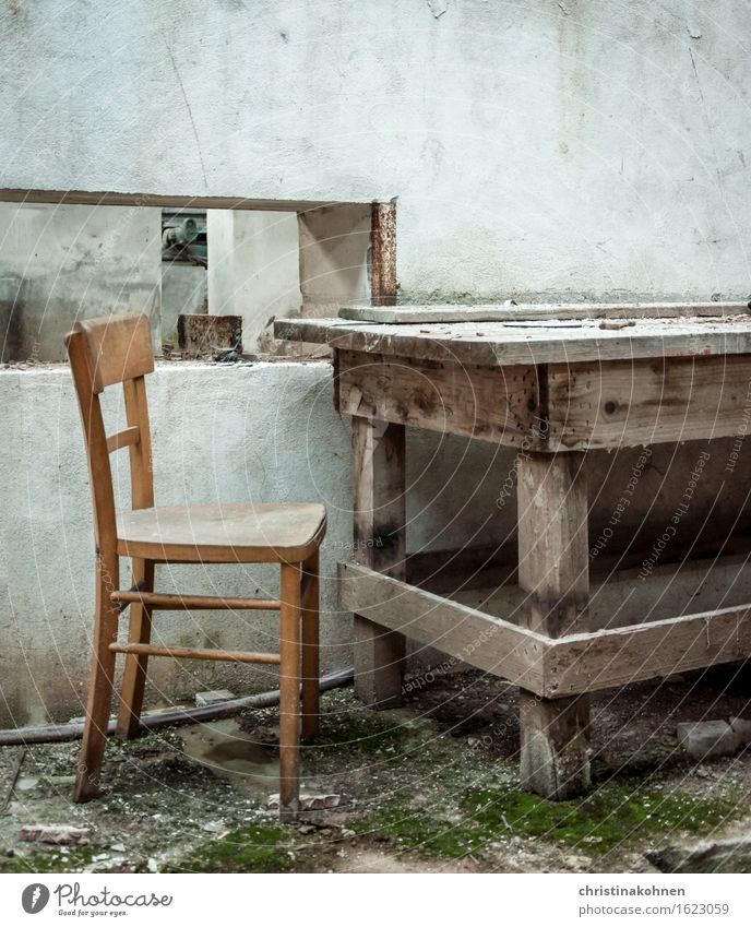 einsames Verlottern Möbel Stuhl Tisch Mauer Wand sitzen alt Armut authentisch dreckig dunkel kaputt retro trist braun grau grün weiß Enttäuschung Einsamkeit