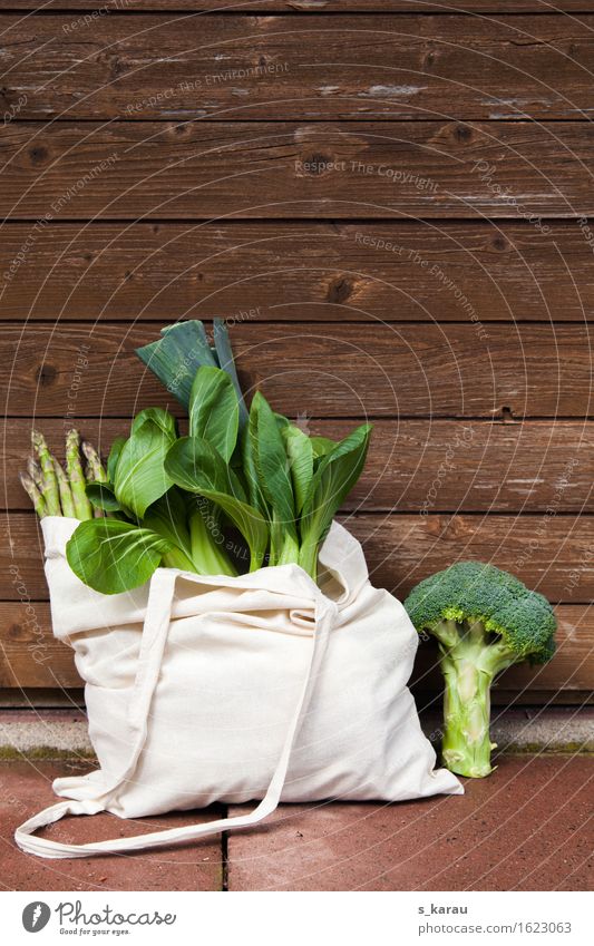 Grünes Gemüse Lebensmittel Ernährung Bioprodukte Vegetarische Ernährung Diät Gesundheit Gesunde Ernährung frisch genießen kaufen Tasche Pak Choy Brokkoli