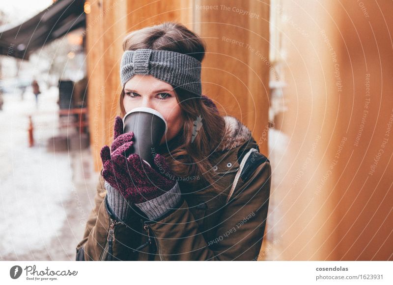 Coffee To Go trinken Kaffee Latte Macchiato Espresso Lifestyle Student feminin Junge Frau Jugendliche 1 Mensch 18-30 Jahre Erwachsene Schnee Stadt Jacke Schal