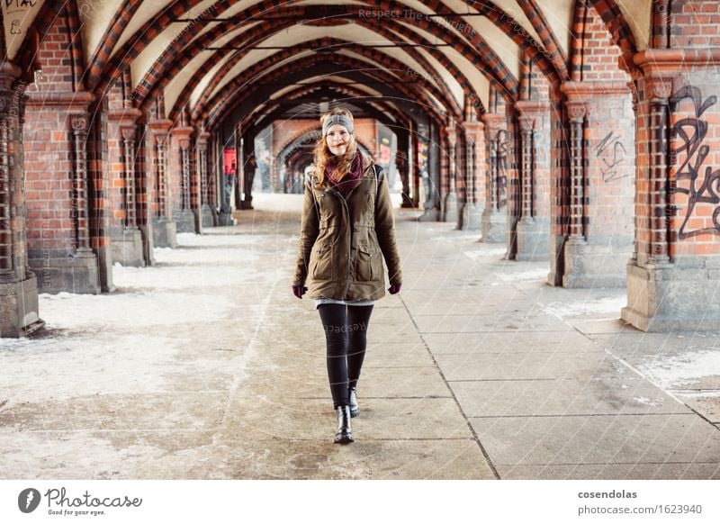 Ober Baum Lifestyle Freizeit & Hobby wandern Student feminin Junge Frau Jugendliche 1 Mensch 18-30 Jahre Erwachsene Berlin Stadt Hauptstadt Brücke Tunnel Jacke