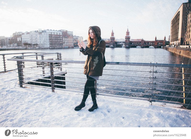 Selfie Lifestyle Freizeit & Hobby Ferien & Urlaub & Reisen Sightseeing Städtereise Winter Schnee Student Handy PDA Unterhaltungselektronik feminin Junge Frau